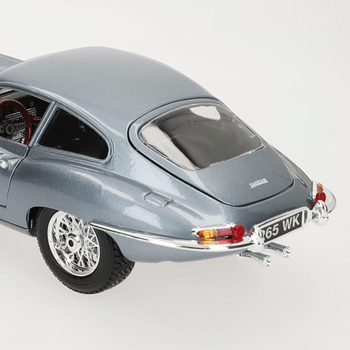 Bburago 1:18 Jaguar E-Type Coupe 1961 Diecast Model Car – Classic Collectible Replica
