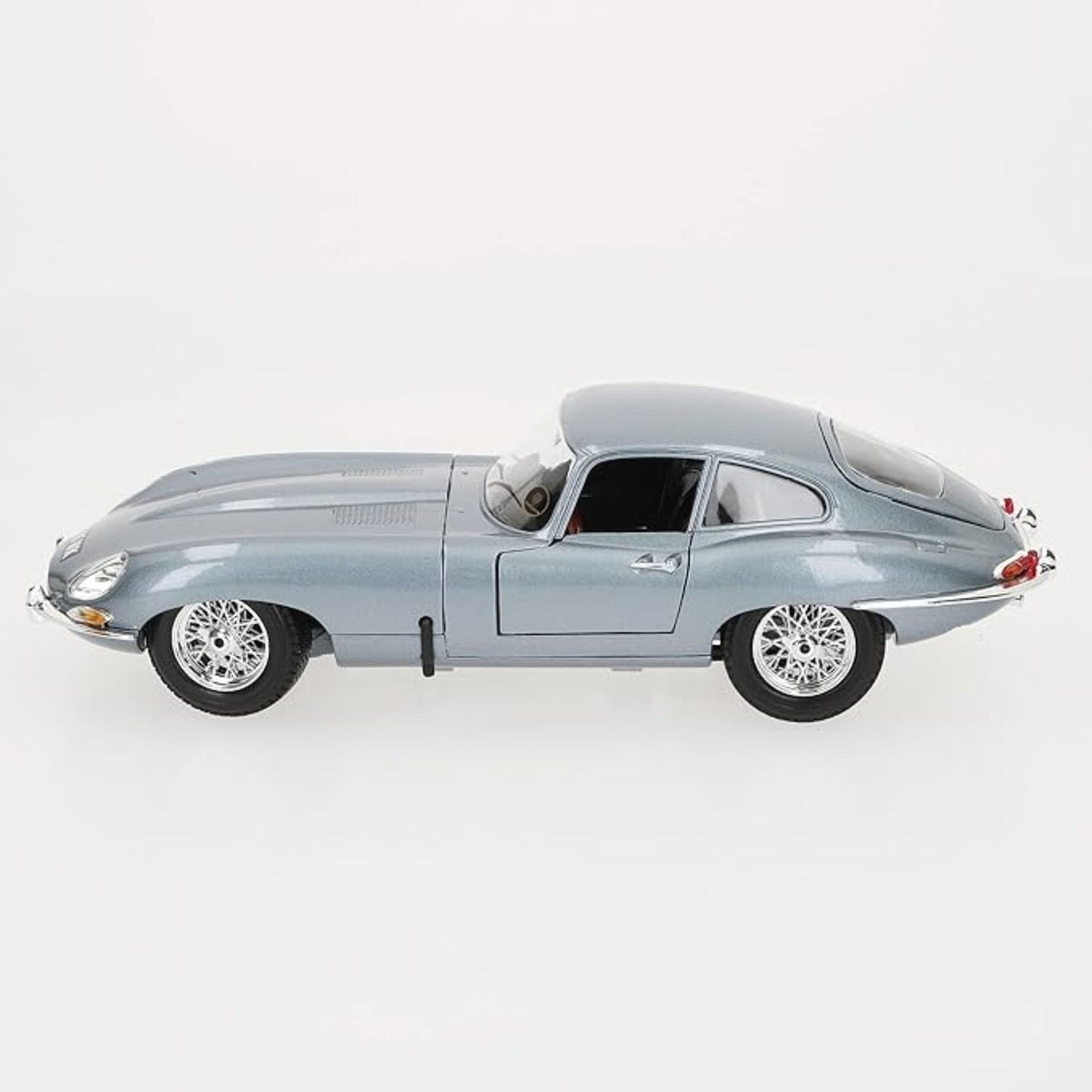 Bburago 1:18 Jaguar E-Type Coupe 1961 Diecast Model Car – Classic Collectible Replica